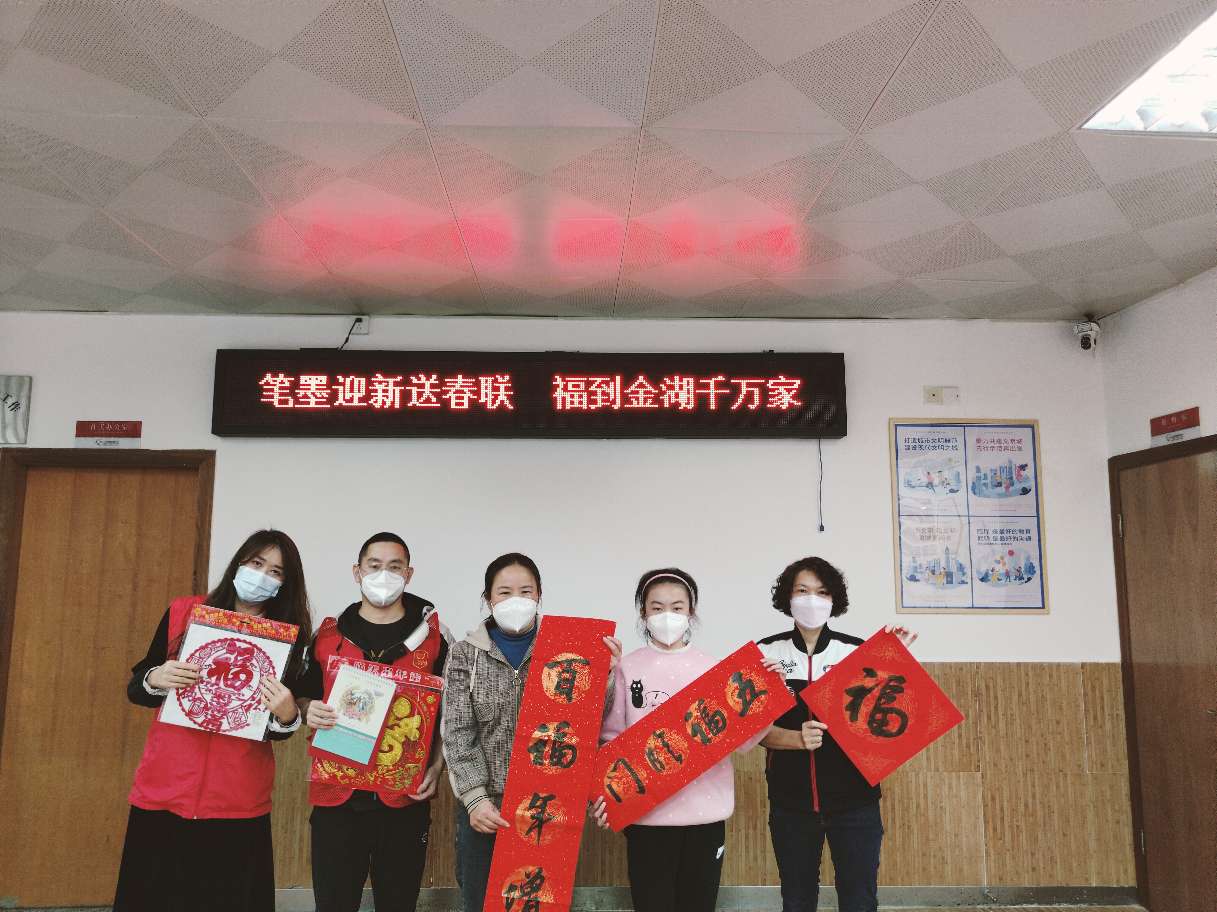 Welcome the new year with pen and ink and send Spring Festival couplets, bringing blessing to thousa